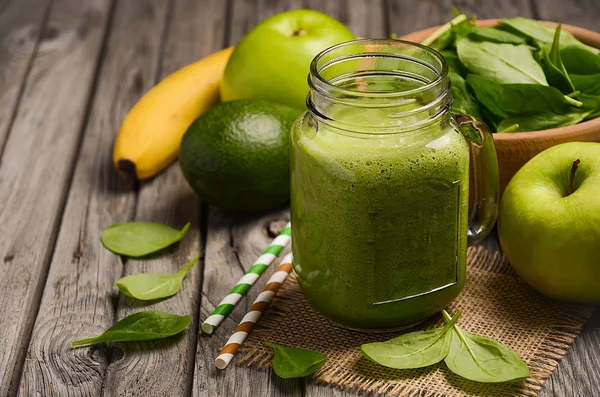 Grüner Smoothie mit Apfel, Banane, Avocado und Spinat. — Stockfoto