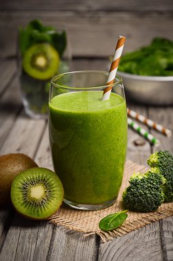 Sağlıklı yeşil smoothie ve malzemeler.