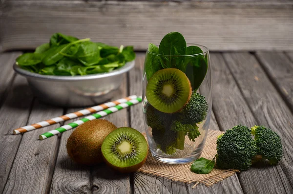 Friska gröna smoothie ingredienser. — Stockfoto