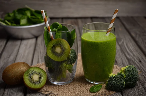 Healthy green smoothie and ingredients. — Stock Photo, Image