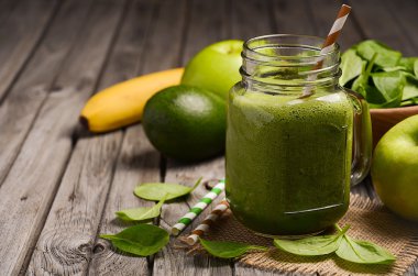 Elma, muz, avokado ve ıspanak ile yeşil smoothie.