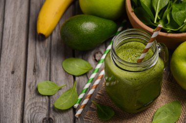 Elma, muz, avokado ve ıspanak ile yeşil smoothie.
