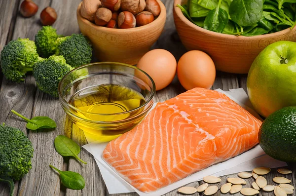 Seleção de produtos saudáveis. Conceito de dieta equilibrada . — Fotografia de Stock