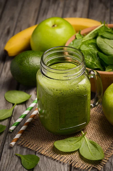 Grüner Smoothie mit Apfel, Banane, Avocado und Spinat. — Stockfoto