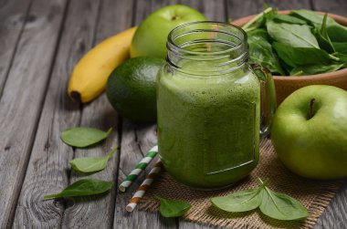 Elma, muz, avokado ve ıspanak ile yeşil smoothie.