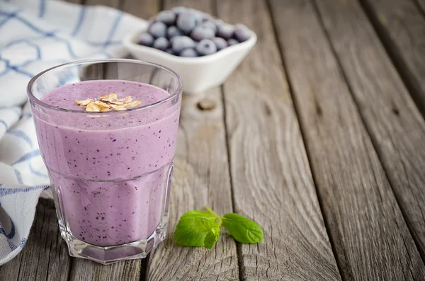 Blueberry and banana smoothie with oatmeal. — Stock Photo, Image