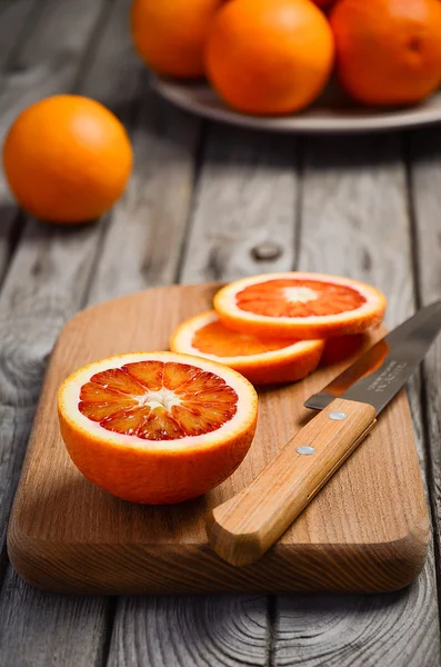 Ματωμένα πορτοκάλια στο ξύλινο τραπέζι.. — Φωτογραφία Αρχείου