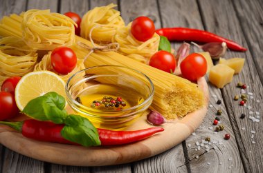 Makarna, sebzeler, otlar ve baharatlar rustik ahşap masa İtalyan yemek.