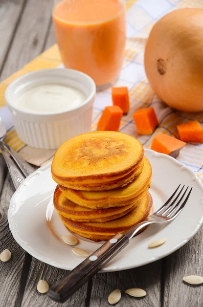 Panqueques de calabaza en plato blanco con batido de calabaza y crema fresca . —  Fotos de Stock