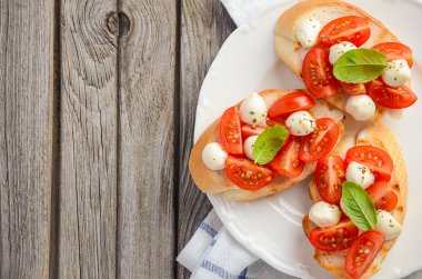Bruschetta kiraz domates ve mozzarella ile.