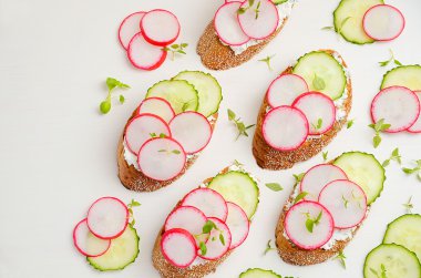 Tost süzme peynir krem, turp ve salatalık ile.