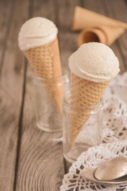 Vanilyalı dondurma waffle koni rustik ahşap zemin üzerine 