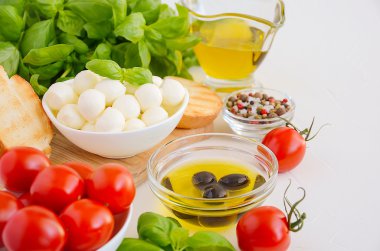 İtalyan yemeği malzemeler Mozzarella peyniri, domates, fesleğen ve rustik ahşap zemin üzerine zeytin yağı