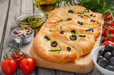 İtalyan focaccia ekmek zeytin ve biberiye ile