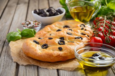 İtalyan focaccia ekmek zeytin ve biberiye ile