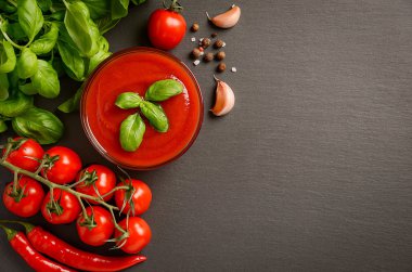 Siyah arka plan üzerine Fesleğenli domates sosu