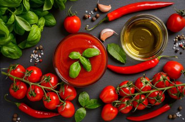 Siyah arka plan üzerine Fesleğenli domates sosu