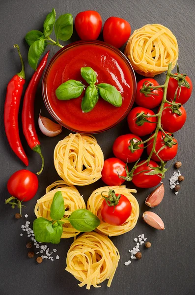 Tomatensauce mit Pasta auf schwarzem Hintergrund — Stockfoto
