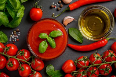 Siyah arka plan üzerine Fesleğenli domates sosu