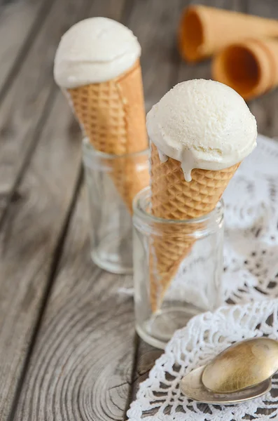 Vanília fagylalt, waffle kúp, rusztikus, fából készült háttér — Stock Fotó