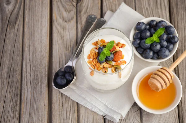 Dessert med hemmagjord müsli, yoghurt och blåbär på rustika bakgrund — Stockfoto