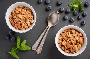 Siyah arka plan üzerine yaban mersini ile ev yapımı granola