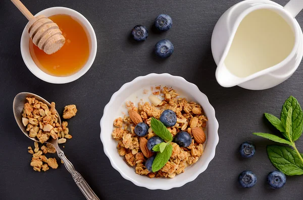 Granola caseira com mirtilos no fundo preto — Fotografia de Stock