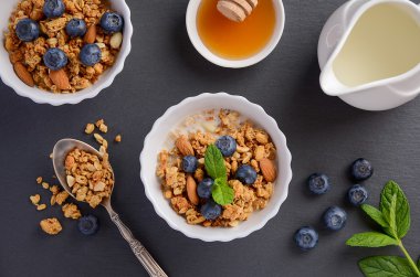 Siyah arka plan üzerine yaban mersini ile ev yapımı granola