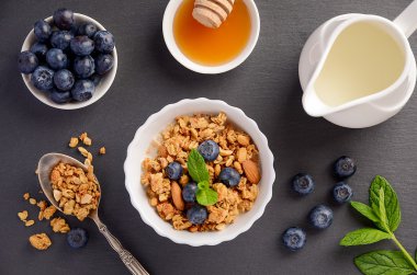 Siyah arka plan üzerine yaban mersini ile ev yapımı granola