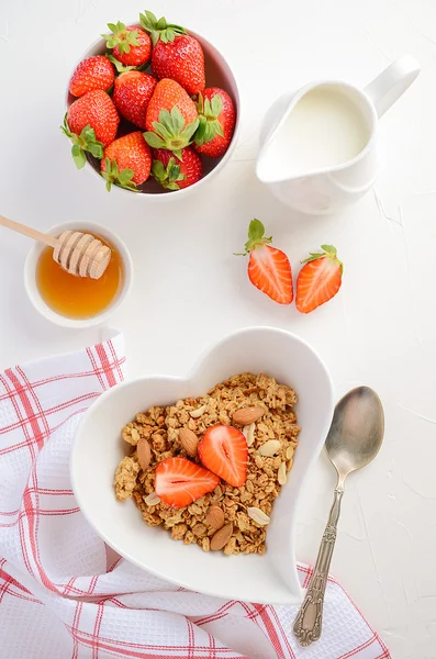 Hemgjord granola med jordgubbe på vit bakgrund — Stockfoto
