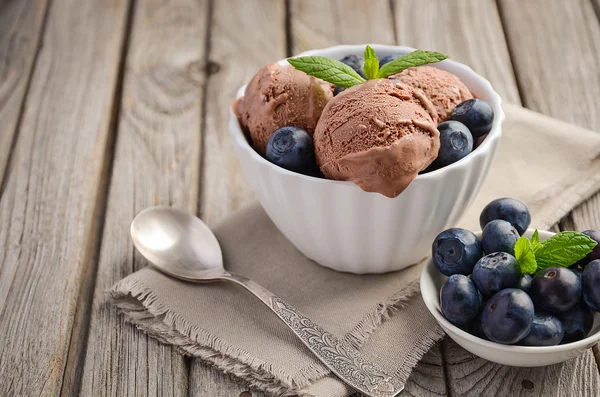 소박한 나무 배경에 흰색 그릇에 초콜릿 아이스크림 — 스톡 사진