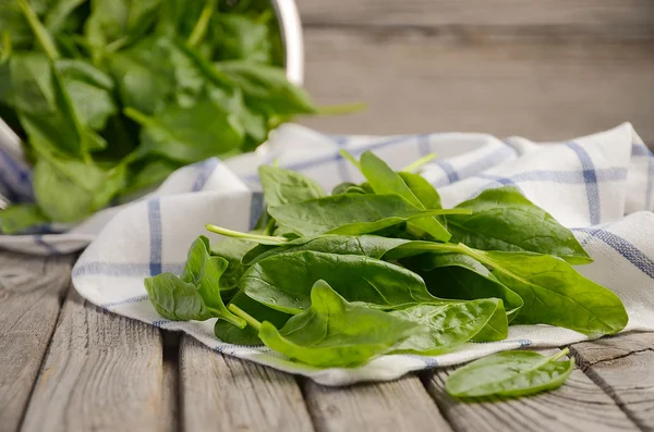Fresh spinach leaves on rustic background — Stock Photo, Image