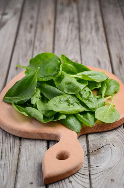 Fresh spinach leaves on wooden background — Stock Photo, Image