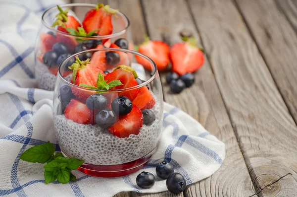 Chia utsäde pudding med jordgubbar och blåbär — Stockfoto