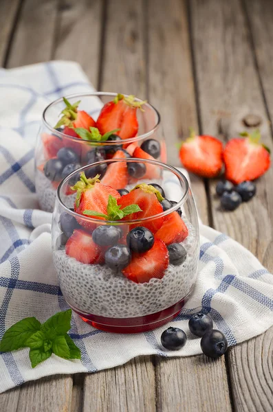 Chia utsäde pudding med jordgubbar och blåbär — Stockfoto