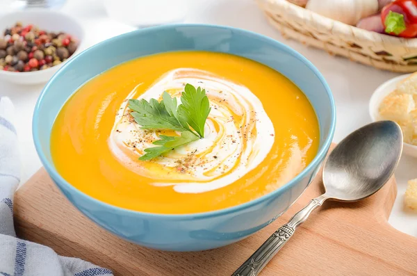 Kürbissuppe mit Sahne und Petersilie auf weißem Hintergrund — Stockfoto