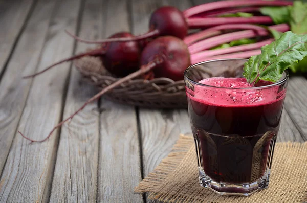 Färska rödbetor juice på trä bakgrund — Stockfoto