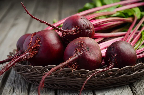 Fresh beets on wooden background — Stock Photo, Image