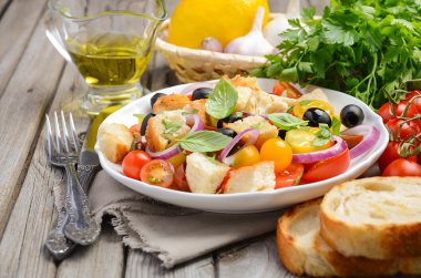Taze domates ve gevrek ekmek geleneksel İtalyan Panzanella salatası