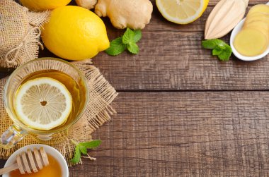 Zencefil kök çay limon ve bal ahşap arka plan, üstten görünüm, kopya alanı ile