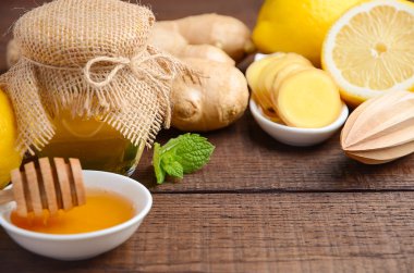 Zencefil kökü çay yapmak için malzemeler