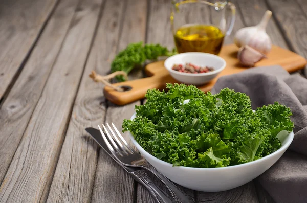 Fresh kale with olive oil, garlic and pepper — Stock Photo, Image