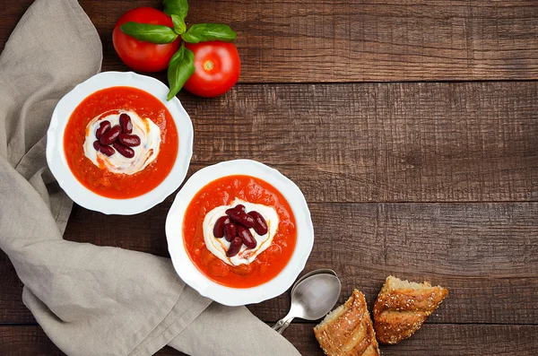 Zupa pomidorowa z fasolą na podłoże drewniane — Zdjęcie stockowe