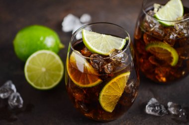 Kahverengi rom, kola ve limonlu Küba Libre 'si. Küba Libre veya Long Island kokteyli.