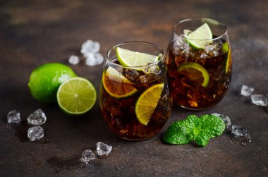 Kahverengi rom, kola ve limonlu Küba Libre 'si. Küba Libre veya Long Island kokteyli.