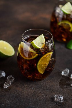 Kahverengi rom, kola ve limonlu Küba Libre 'si. Küba Libre veya Long Island kokteyli.