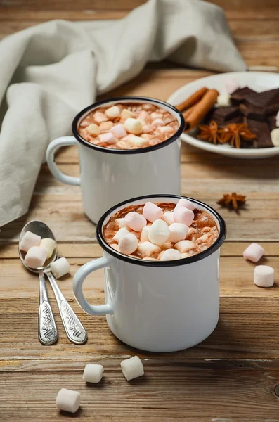 Chocolate quente com marshmallows e especiarias — Fotografia de Stock