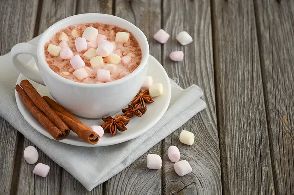 Chocolate caliente con malvaviscos y especias — Foto de Stock