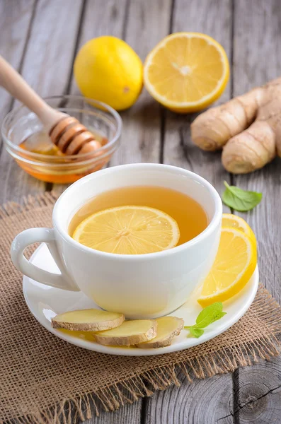 洋甘菊茶和柠檬，生姜蜂蜜 — 图库照片