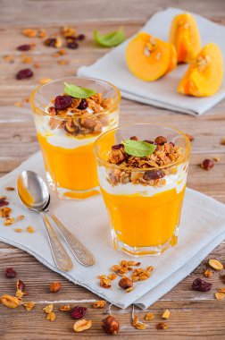 Kabak puding granola ve yoğurt ile